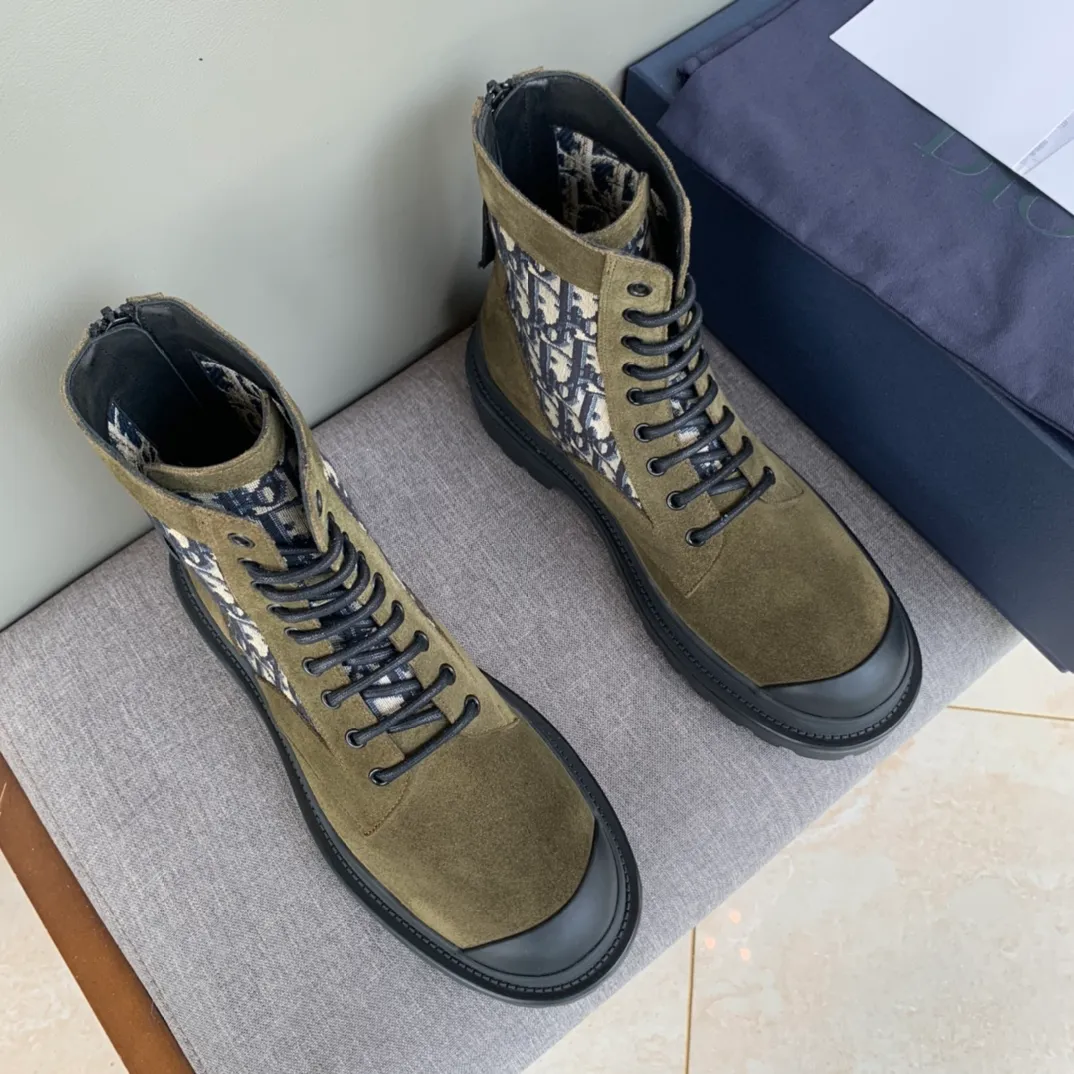 [DIOR] Top P: 920💰 Number of yards: 39~44 (38.45 custom-made, non-refundable) Dior Dior~ Winter series, original 1:1 development Casual men's leather shoes Made with heavy investment, shoes and boots are made of imported cowhide + imported Dior special fabric Not easily deformed black cowhide lining Dior large hardware inlay Original TPU vacuum outsole, black cowhide Black open edge beads Military green suede Black suede Khaki suede leather is crafted by a large factory, and the perfect product is only prepared for you who know your taste! Any comparisons are welcome.